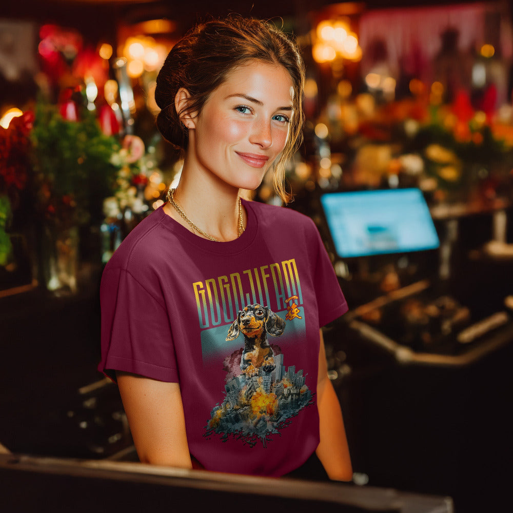 Kastanienbraunes T-Shirt von GOGOJIFAM mit dem Motiv DACHSHUND: Ein riesiger, niedlicher Dackel im realistischen Comic-Stil zerstört eine Großstadt. Das witzige Design steht sinnbildlich für den Ausgleich der Natur im Existenzkampf der Tiere und setzt ein kreatives Zeichen für Umwelt- und Tierschutz.