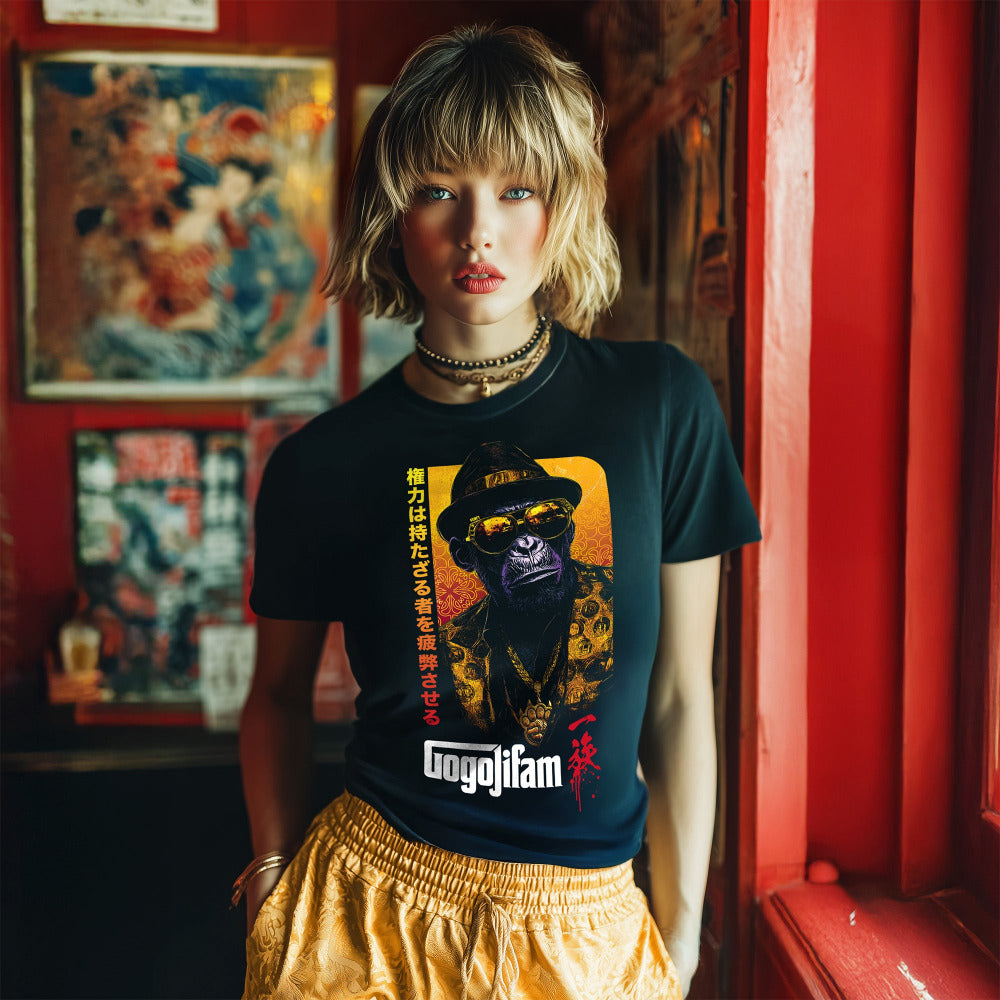 Schwarzes T-Shirt von GOGOJIFAM mit dem Motiv DON BORBUJAS: Ein Gangster-Schimpanse in Mafia Kluft, goldener Sonnenbrille und Kettee mit GOGOJIFAM Anhänger. Souverän herrscht er in der Familie und tut auch alles um sie zu schützen. Das kraftvolle Design im gemalten Comic-Realismus verbindet den Existenzkampf der Tiere mit rebellischer Energie und setzt ein kreatives Zeichen für Umwelt- und Tierschutz.