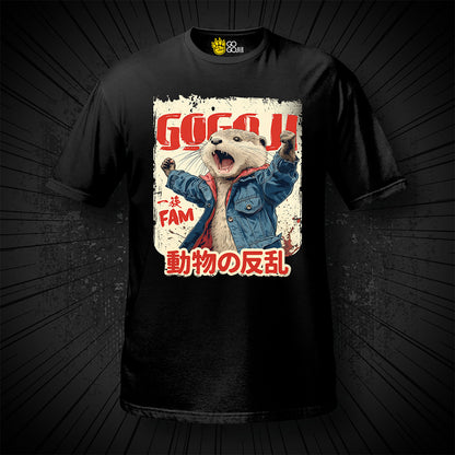 Schwarzes T-Shirt von GOGOJIFAM mit dem Motiv ANIMAL REBELLION: Ein rebellischer Biber in Jeansjacke streckt kämpferisch die Fäuste in die Luft – bereit, die Revolution der Tiere anzuführen. Das ausdrucksstarke Design im Manga-Stil steht sinnbildlich für ihren Widerstand gegen Umweltzerstörung und setzt ein kraftvolles Zeichen für Tierschutz und Artenvielfalt.