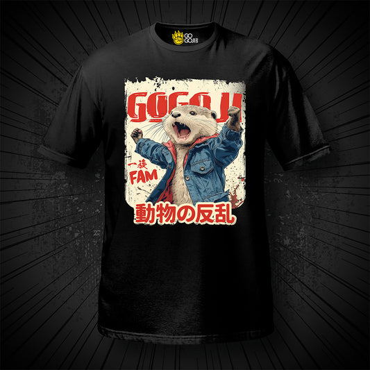 Schwarzes T-Shirt von GOGOJIFAM mit dem Motiv ANIMAL REBELLION: Ein rebellischer Biber in Jeansjacke streckt kämpferisch die Fäuste in die Luft – bereit, die Revolution der Tiere anzuführen. Das ausdrucksstarke Design im Manga-Stil steht sinnbildlich für ihren Widerstand gegen Umweltzerstörung und setzt ein kraftvolles Zeichen für Tierschutz und Artenvielfalt.