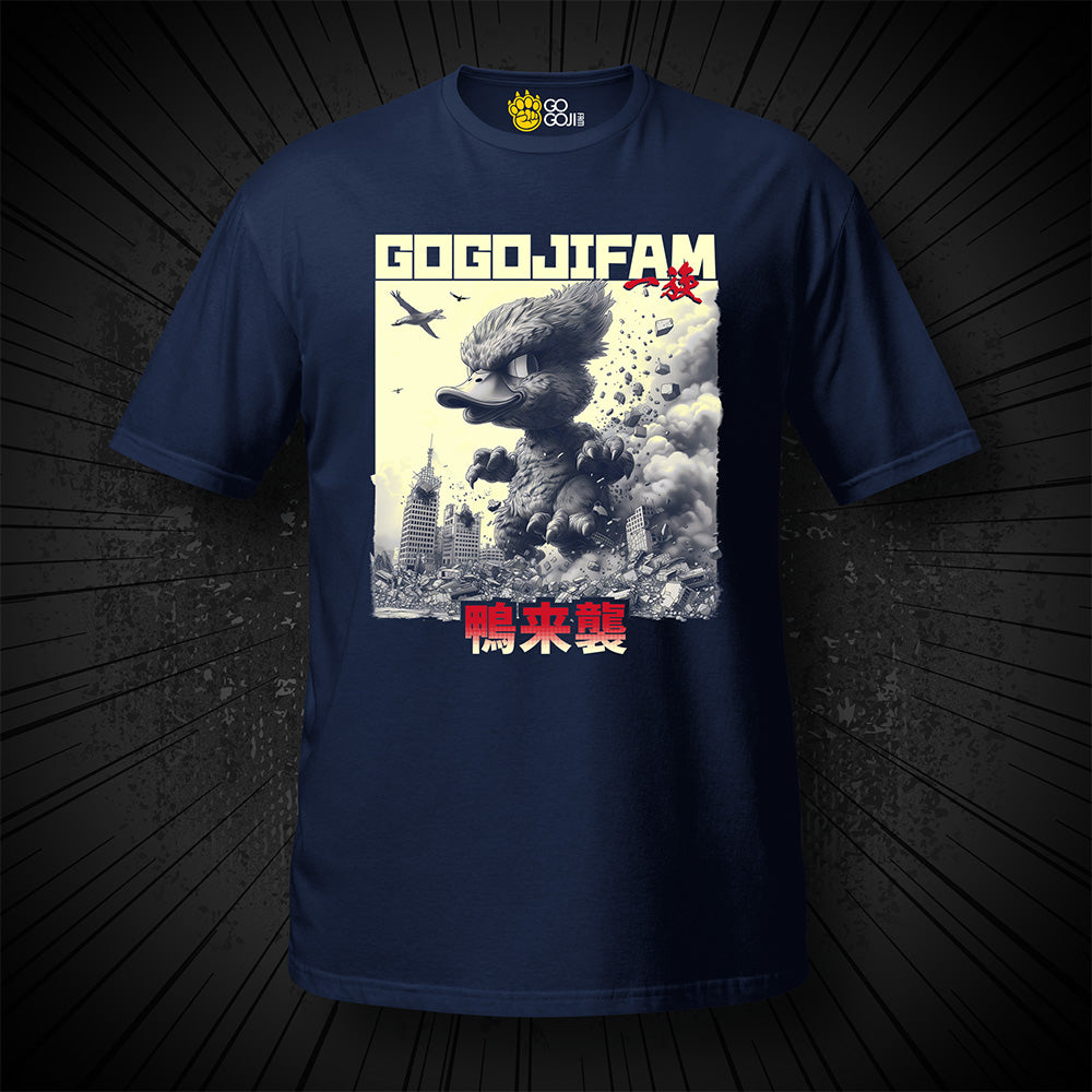 Navy blaues T-Shirt von GOGOJIFAM mit dem Motiv DUCK ATTACK: Eine riesige, niedliche Ente im realistischen Manga-Stil stampft durch eine Großstadt. Das kraftvolle Design steht sinnbildlich für den Kampf der Tiere um ihre Existenz und setzt ein kreatives Zeichen für Umwelt- und Tierschutz.