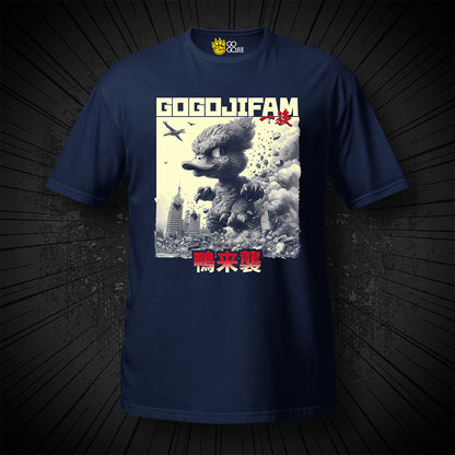 Navy blaues T-Shirt von GOGOJIFAM mit dem Motiv DUCK ATTACK: Eine riesige, niedliche Ente im realistischen Manga-Stil stampft durch eine Großstadt. Das kraftvolle Design steht sinnbildlich für den Kampf der Tiere um ihre Existenz und setzt ein kreatives Zeichen für Umwelt- und Tierschutz.