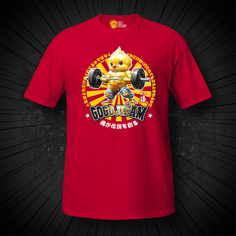 Rotes T-Shirt von GOGOJIFAM mit dem Motiv PUMPIN CHIC: Ein kleines, aber muskulöses Küken stemmt entschlossen die Langhantel. Das ausdrucksstarke Design im Manga-Stil erinnert an ein Gym-Club-Logo und inspiriert dazu, über den eigenen Schatten zu springen. Zugleich setzt das Motiv ein augenzwinkerndes Statement für Umwelt- und Tierschutz.