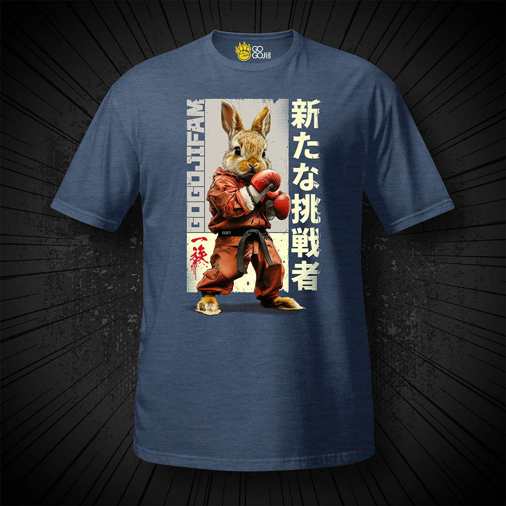 Heather Navy-farbenes T-Shirt von GOGOJIFAM mit dem Motiv NEW CHALLENGER RABBIT: Ein Karate-Hase im realistischen Manga-Stil trägt einen roten Kimono und Boxhandschuhe. Entschlossen und kampfbereit verkörpert er den Widerstand der Tiere gegen ihre Bedrohung. Das fantasievolle Design setzt ein kreatives Zeichen für Umwelt- und Tierschutz und macht auf den Kampf der Tiere um ihre Existenz aufmerksam.
