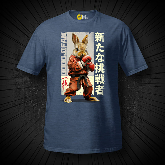 Heather Navy-farbenes T-Shirt von GOGOJIFAM mit dem Motiv NEW CHALLENGER RABBIT: Ein Karate-Hase im realistischen Manga-Stil trägt einen roten Kimono und Boxhandschuhe. Entschlossen und kampfbereit verkörpert er den Widerstand der Tiere gegen ihre Bedrohung. Das fantasievolle Design setzt ein kreatives Zeichen für Umwelt- und Tierschutz und macht auf den Kampf der Tiere um ihre Existenz aufmerksam.