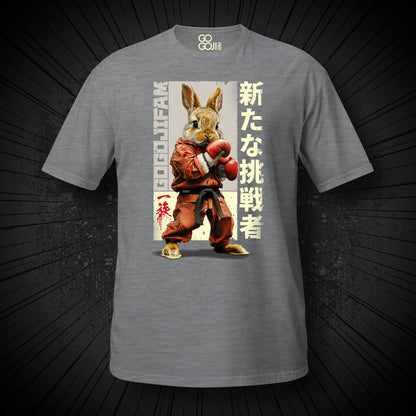 Graues T-Shirt mit Print Design. Ein Karate-Hase im roten Kimono und Boxhandschuhen ist bereit für den Kampf. Realistischer Comic Look. GOGOJIFAM Brand