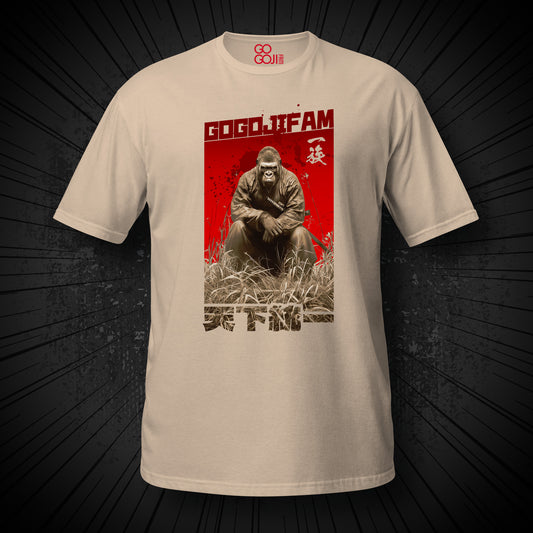 Natur beiges T-Shirt von GOGOJIFAM mit dem Motiv WORLD EMPEROR: Ein verwegener Gorilla-Samurai im realistischen Manga-Stil sitzt majestätisch im hohen Gras. Das kraftvolle Design steht sinnbildlich für den Widerstand der Tiere und die Rückeroberung ihres Lebensraums, der rechtmäßig allen Lebewesen gehört.