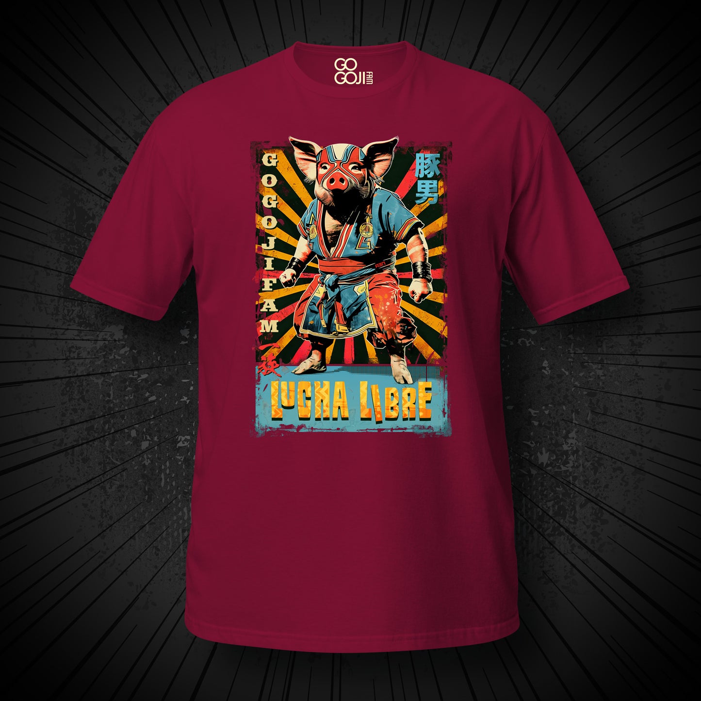 Kardinalrotes T-Shirt mit Print Design. Ein Wrestling-Schwein mit farbigen Kimono und Lucha Libre Maske ist bereit für den Kampf. Realistischer Comic Look. GOGOJIFAM Brand