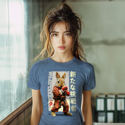 Heather Navy-farbenes T-Shirt von GOGOJIFAM mit dem Motiv NEW CHALLENGER RABBIT: Ein Karate-Hase im realistischen Manga-Stil trägt einen roten Kimono und Boxhandschuhe. Entschlossen und kampfbereit verkörpert er den Widerstand der Tiere gegen ihre Bedrohung. Das fantasievolle Design setzt ein kreatives Zeichen für Umwelt- und Tierschutz und macht auf den Kampf der Tiere um ihre Existenz aufmerksam.