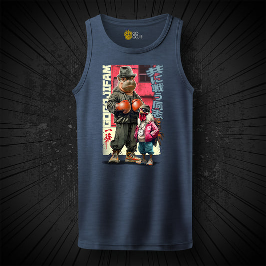 Heather Navy-farbenes Tanktop von GOGOJIFAM mit dem Motiv ROCKOPOTAMUS: Ein Nilpferd mit Boxhandschuhen und sein Gockel-Trainer im realistischen Manga-Stil präsentieren sich in kämpferischer Pose. Das fantasievolle Design betont die Stärke von Zusammenhalt und setzt zugleich ein augenzwinkerndes Statement für Umwelt- und Tierschutz.