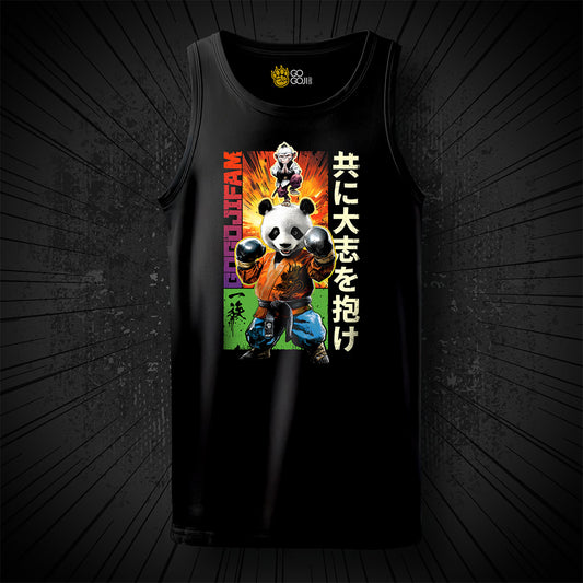 Schwarzes Tanktop von GOGOJIFAM mit dem Motiv TEAM PANDA: Ein Karate-Panda im realistischen Manga-Stil trägt einen orange-blauen Kimono und Boxhandschuhe. Auf seinem Kopf balanciert sein Meister - ein kleines Äffchen in meditativer Yogaposition. Das fantasievolle Design betont die Stärke von Zusammenhalt und setzt zugleich ein augenzwinkerndes Statement für Umwelt- und Tierschutz.