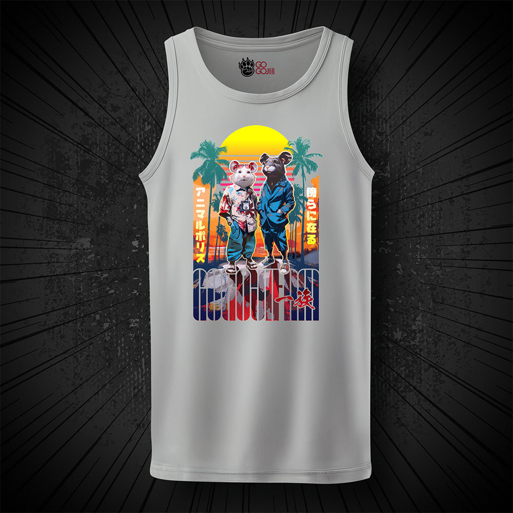 Silbergraues Tanktop von GOGOJIFAM mit dem Motiv MICE VICE: Zwei Cop-Mäuse im realistischen Manga-Stil tragen Hawaiihemd und Anzug – eine Hommage an Miami Vice. Souverän und cool sind sie im Einsatz gegen die illegale Tierausbeutung. Das fantasievolle Design setzt ein kreatives Zeichen für Umwelt- und Tierschutz und macht auf den Kampf der Tiere um ihre Existenz aufmerksam.