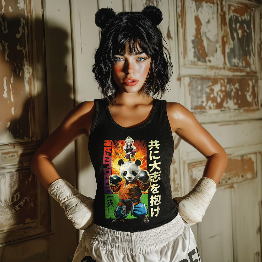 Schwarzes Tanktop von GOGOJIFAM mit dem Motiv TEAM PANDA: Ein Karate-Panda im realistischen Manga-Stil trägt einen orange-blauen Kimono und Boxhandschuhe. Auf seinem Kopf balanciert sein Meister - ein kleines Äffchen in meditativer Yogaposition. Das fantasievolle Design betont die Stärke von Zusammenhalt und setzt zugleich ein augenzwinkerndes Statement für Umwelt- und Tierschutz.