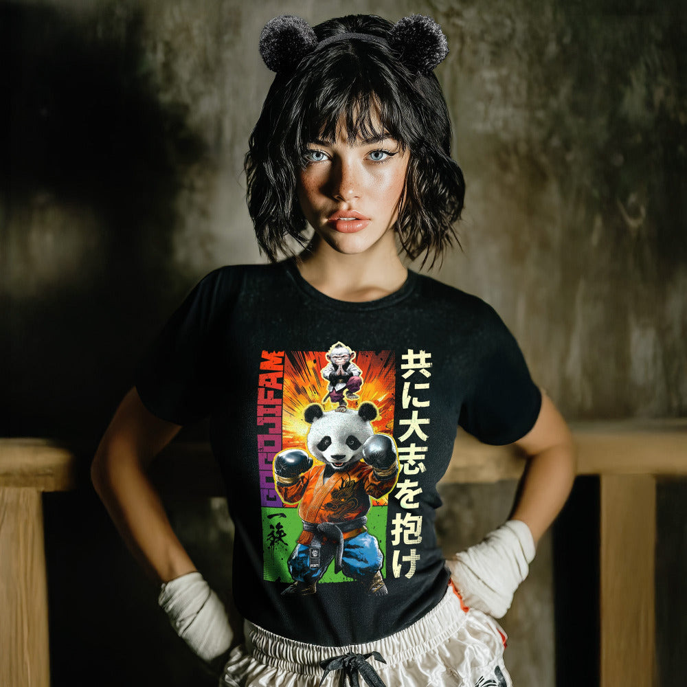 Schwarzes T-Shirt von GOGOJIFAM mit dem Motiv TEAM PANDA: Ein Karate-Panda im realistischen Manga-Stil trägt einen orange-blauen Kimono und Boxhandschuhe. Auf seinem Kopf balanciert sein Meister - ein kleines Äffchen in meditativer Yogaposition. Das fantasievolle Design betont die Stärke von Zusammenhalt und setzt zugleich ein augenzwinkerndes Statement für Umwelt- und Tierschutz.