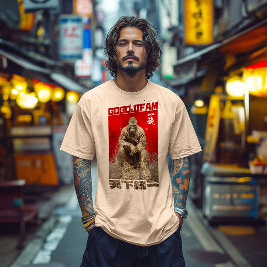 Natur beiges T-Shirt von GOGOJIFAM mit dem Motiv WORLD EMPEROR: Ein verwegener Gorilla-Samurai im realistischen Manga-Stil sitzt majestätisch im hohen Gras. Das kraftvolle Design steht sinnbildlich für den Widerstand der Tiere und die Rückeroberung ihres Lebensraums, der rechtmäßig allen Lebewesen gehört.
